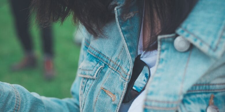 Buttons-Casual-Denim-Jacket-Fashion-Woman-Style-Sunglasses-Wear